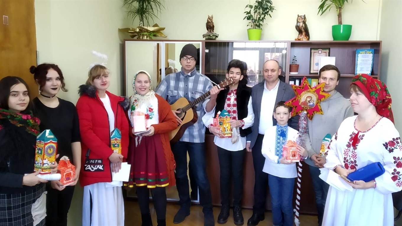 Вихованці театральної студії завітали з Колядою до міської ради