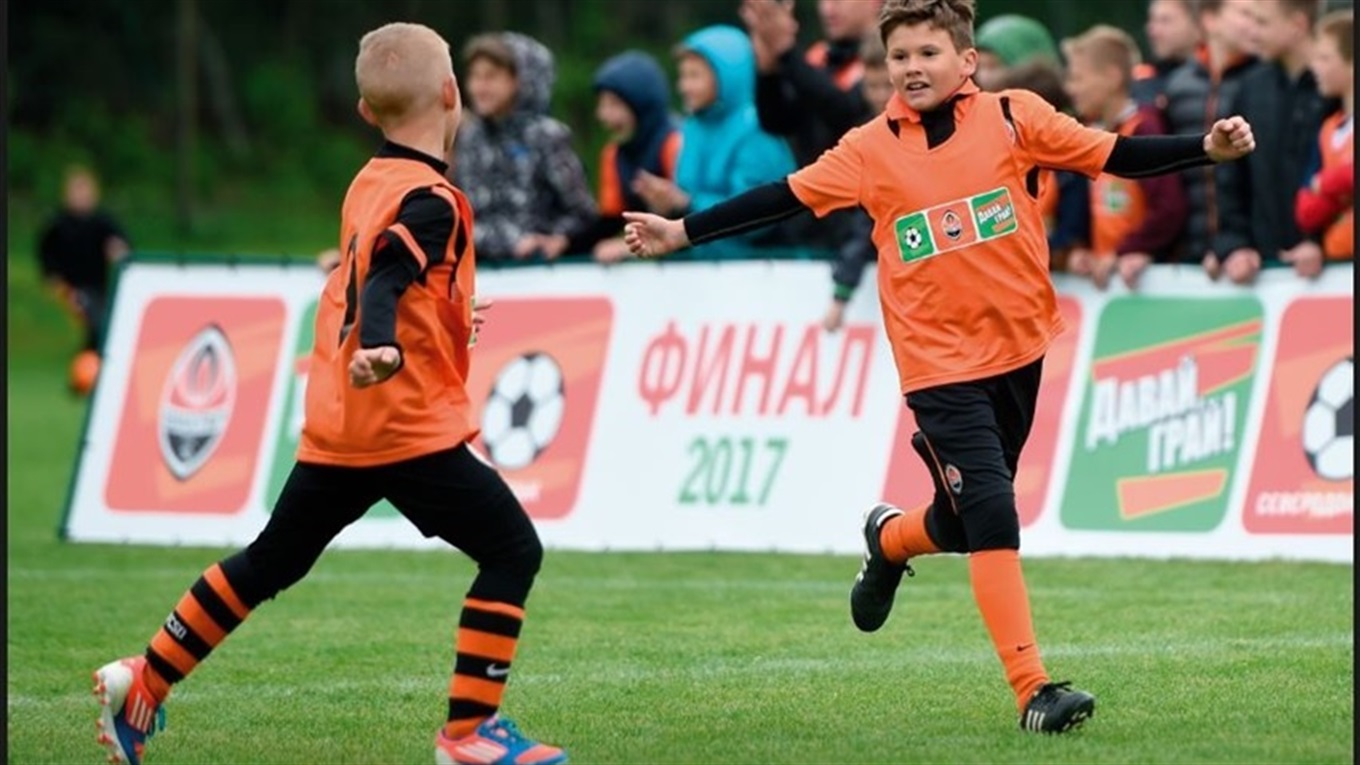 В Попасной проведут первую тренировку на новом футбольном поле: ведут набор в группы