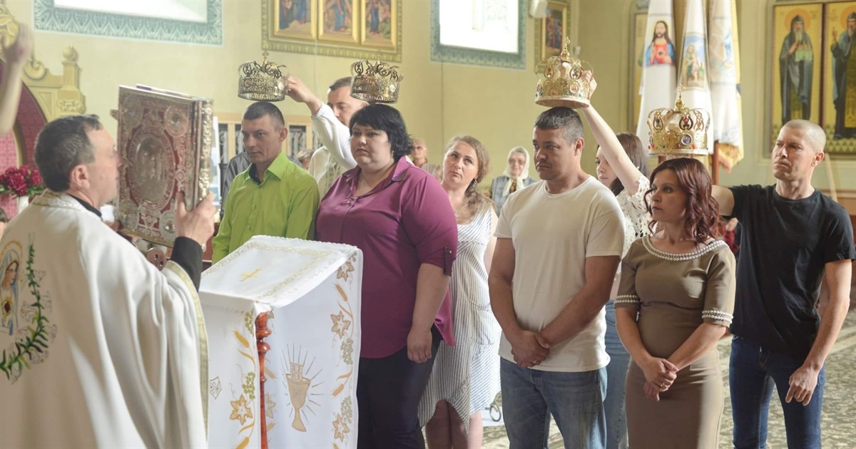У Чорткові одразу дві пари вимушених переселенців вирішили взяти церковний шлюб