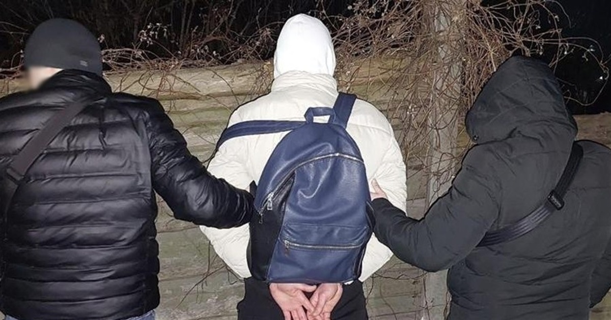 Поліцейські затримали 25-річного звягелянина, який продавав пістолет