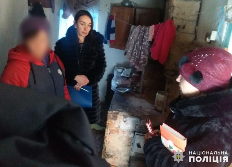 Поліцейські та фахівці районної служби у справах дітей тимчасово вилучили дівчинку з родини