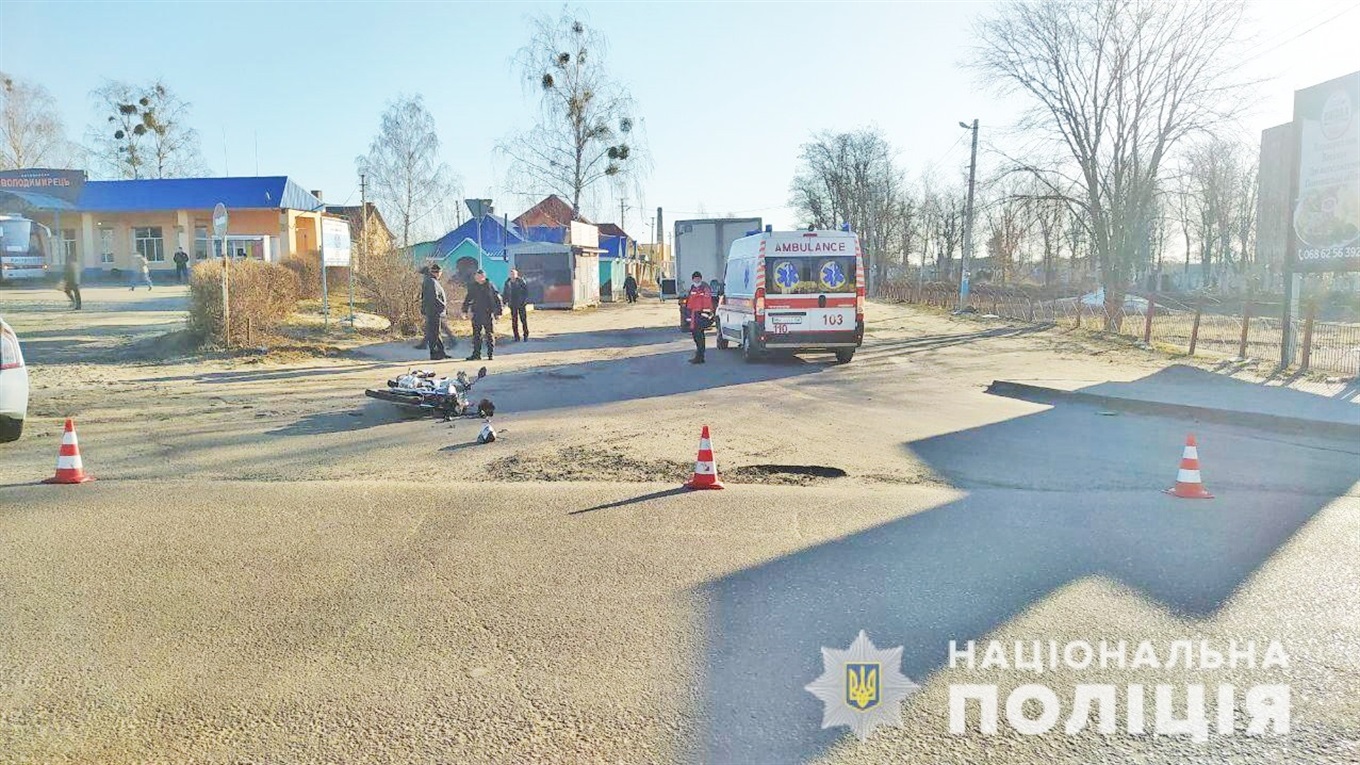 У Володимирці на перехресті біля автостанції трапилась аварія: травмувався мотоцикліст