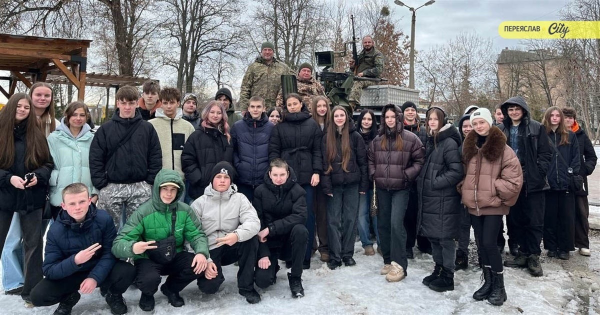 Бійці Добровольчого формування громади розповіли школярам Переяслава про свою службу