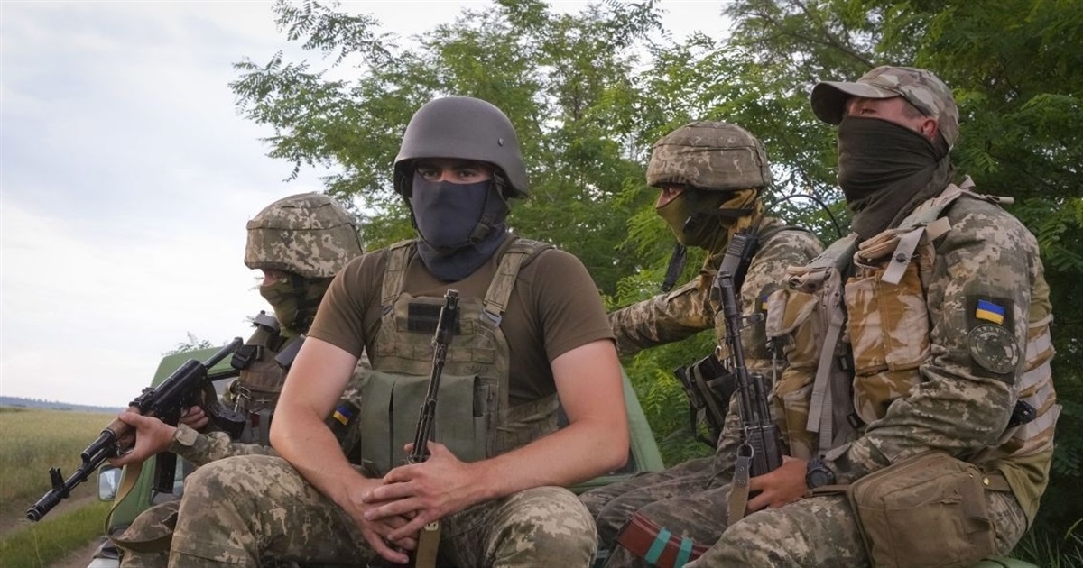 Окупанти обстріляли автобусну зупинку в Торецьку — загинули люди, а ЗСУ укріпили Київський напрямок