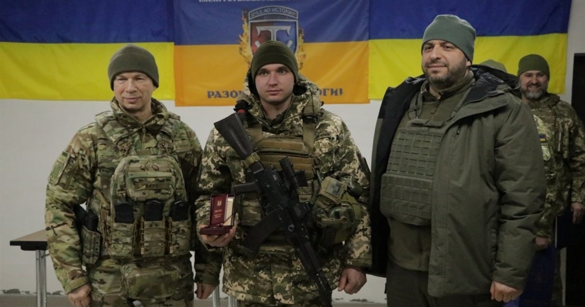 Головнокомандувач та Міністр оборони вручили орден нашому земляку Олексію Любарцю за мужність