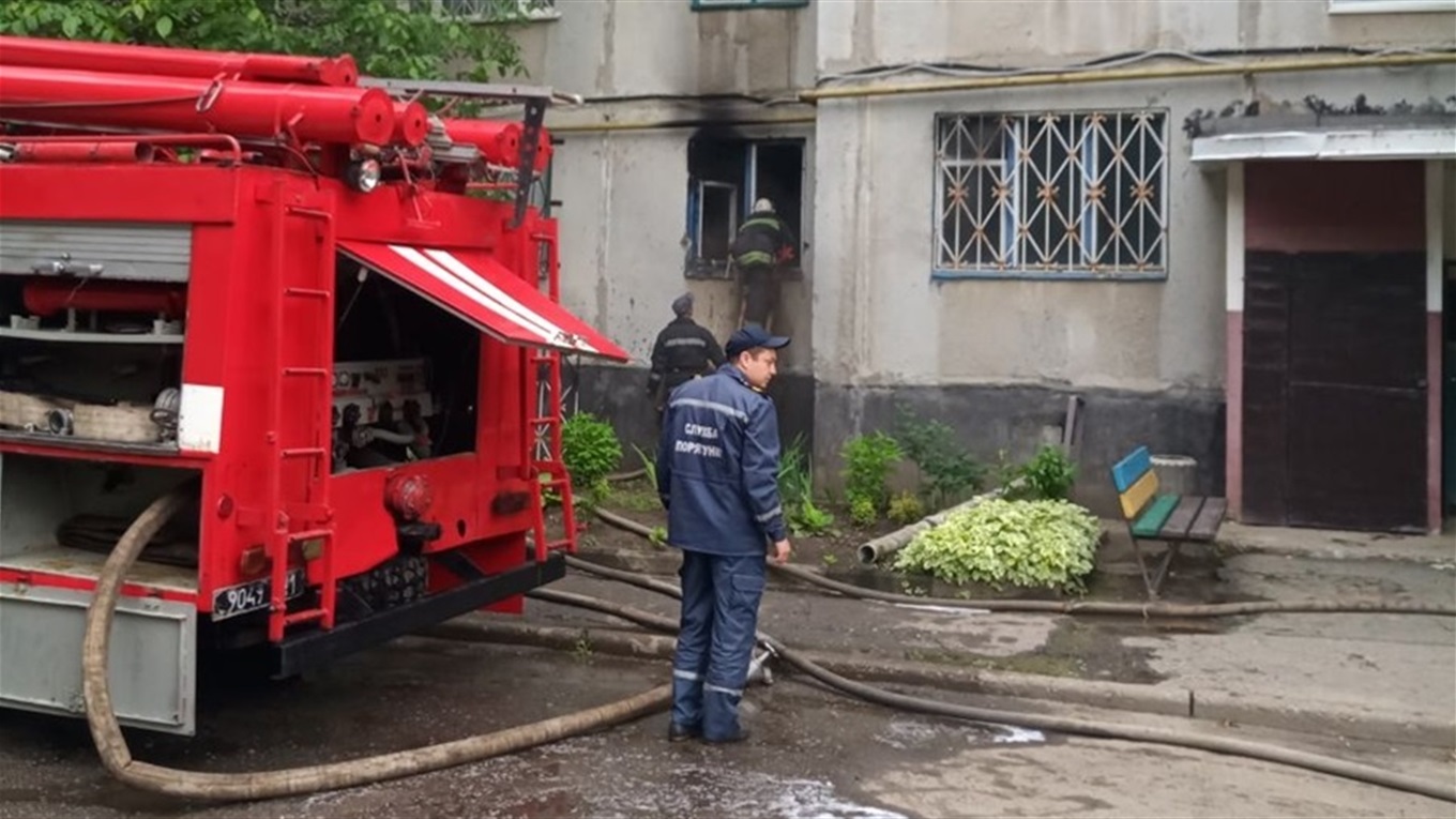 Ламали решітки, щоб потрапити у квартиру: у Лозовій сталася пожежа у багатоповерхівці