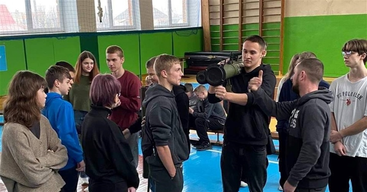 Ветерани навчають молодь: у Звягелі створили гурток патріотичного виховання