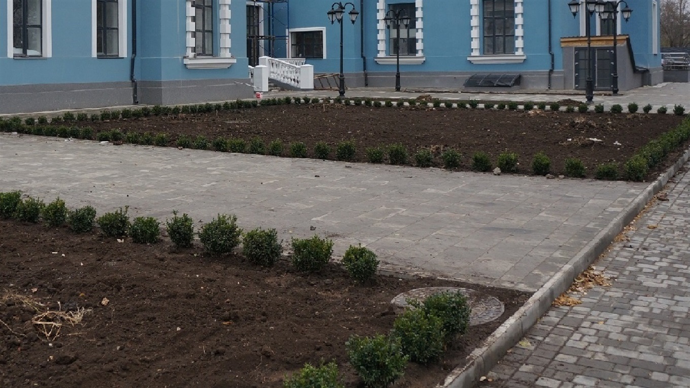 Клены, ели и березы украсят территорию вокруг Дворца культуры железнодорожников