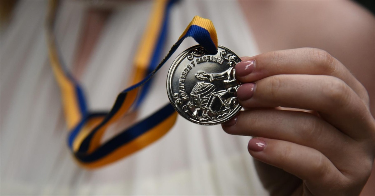 Двадцять учнів випускних класів Корюківської громади закінчили навчання з відзнакою