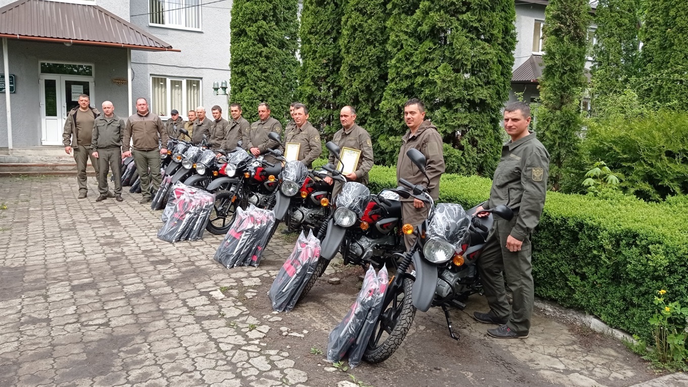 Професія підвищеної небезпеки. У Рафалівці в лісгоспі вручили мотоцикли і говорили за охорону праці