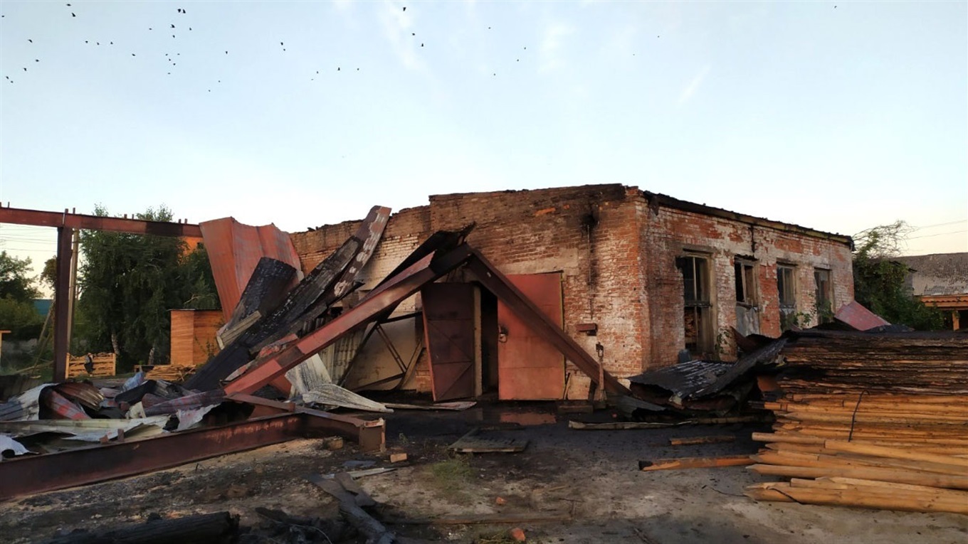 У Кагарлику вогонь пошкодив виробничі споруди. Пожежу гасили рятувальники п’яти підрозділів
