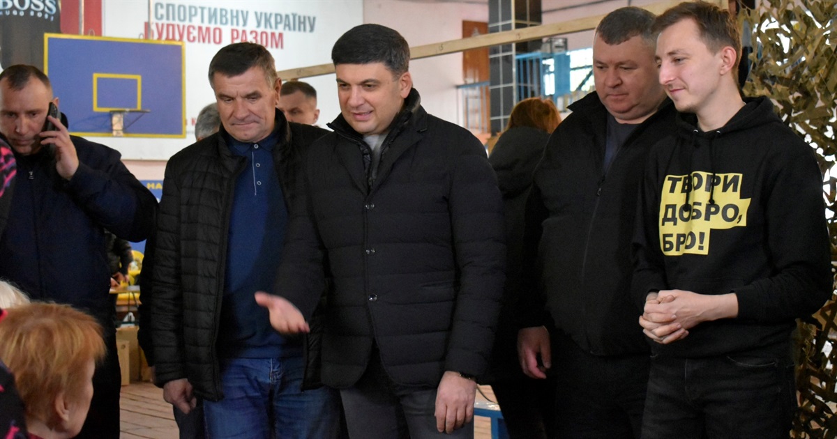 Володимир Гройсман передав для Жмеринської громади 10 тонн допомоги від Міжрегіонального штабу