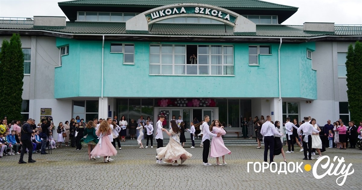 З двома країнами у серці. Як святкували Останній дзвоник у Городоцькому ліцеї №3