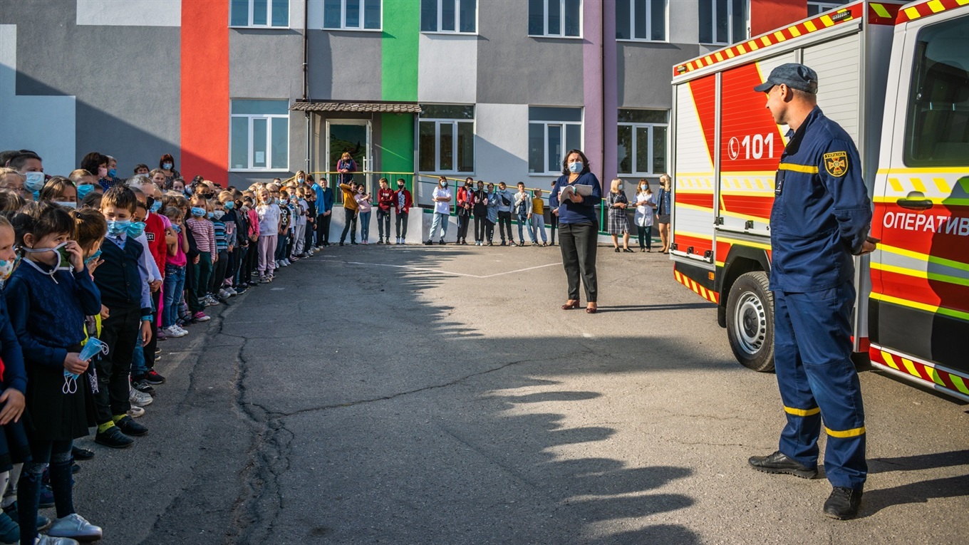 Учням школи №4 презентували аварійно-рятувальний автомобіль: відео