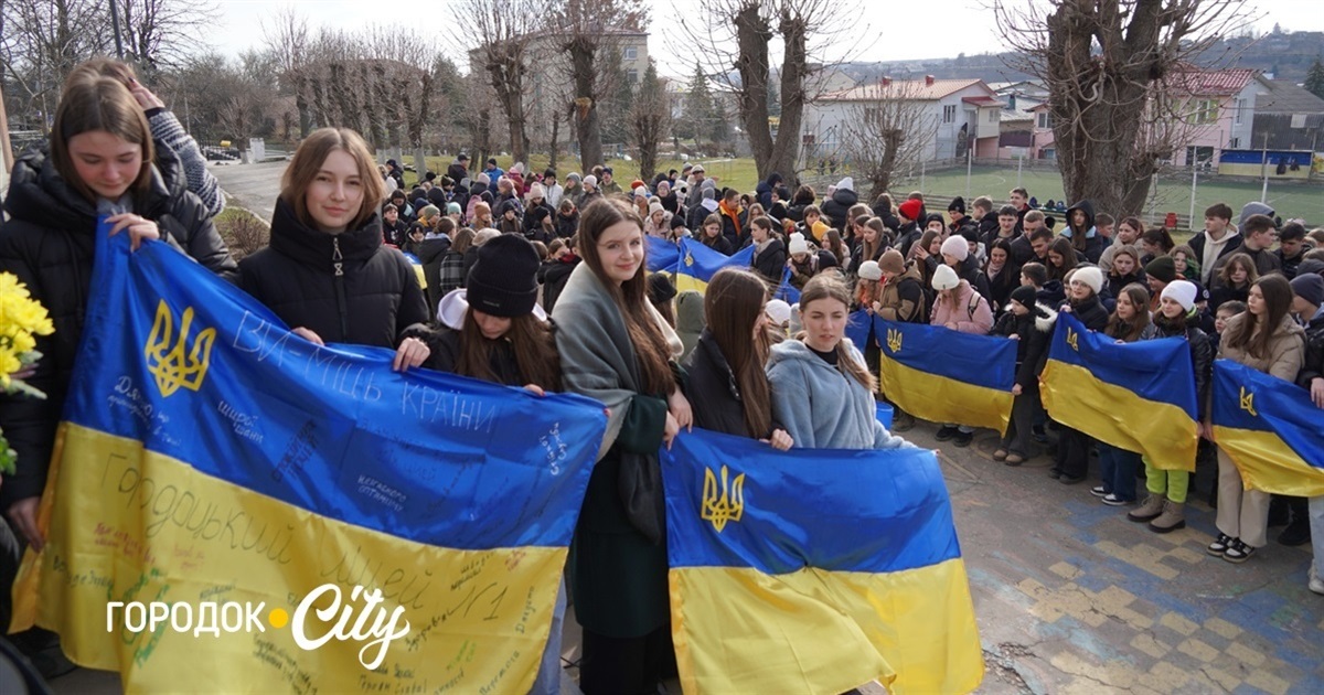 Прапори та кошти на авто до другої річниці великої війни. Городоччани продовжують підтримувати фронт