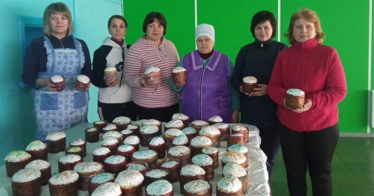 У шкільній їдальні освітяни спекли для військових більше 100 великодніх пасок