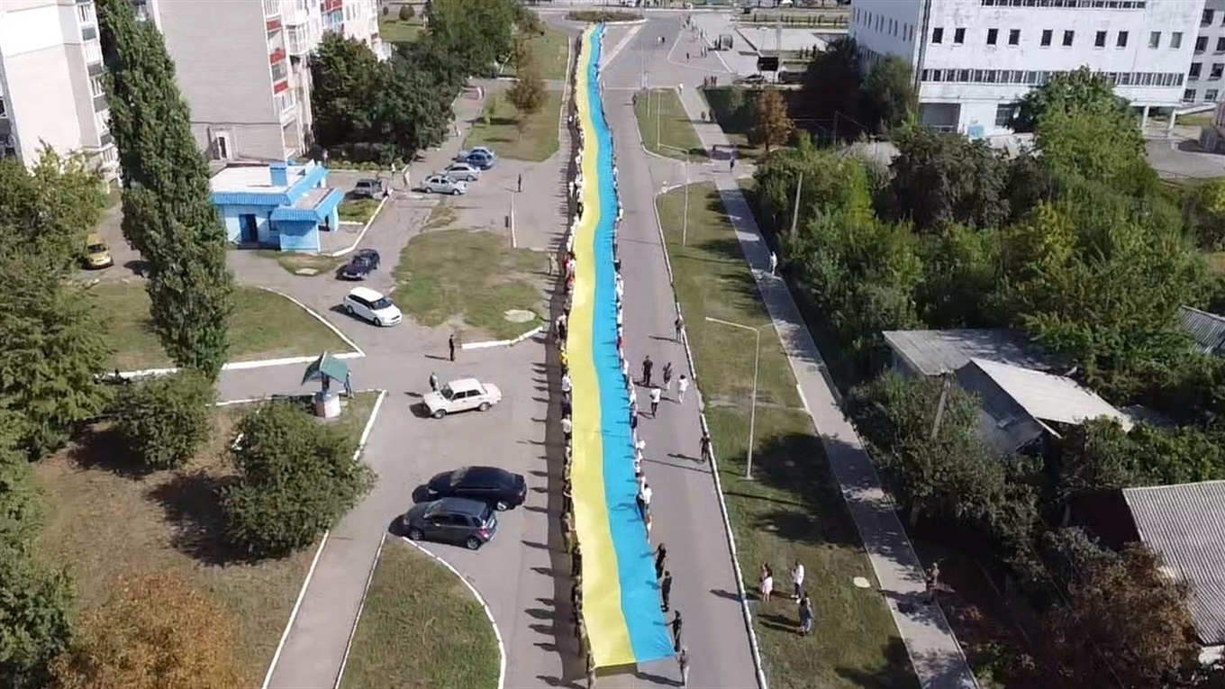 200 метрів у довжину: у Попасній відзначили День прапора та встановили рекорд України. Відео