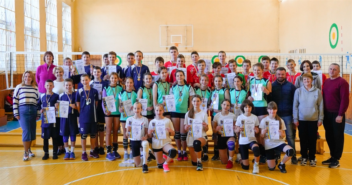 Хлопці стали чемпіонами, дівчата вибороли срібло: жмеринчани призери турніру з волейболу