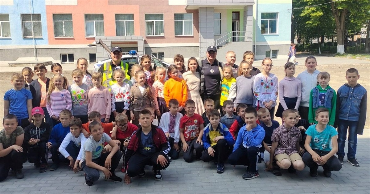 У Миколаївці поліцейські провели заняття для дітей із правил безпеки на дорозі