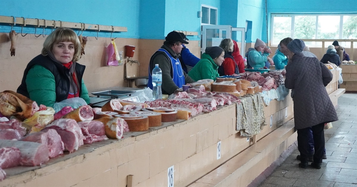 На базарі у Переяславі подешевшали сало й гречка, а ще продають малинові дерева: ВІДЕО