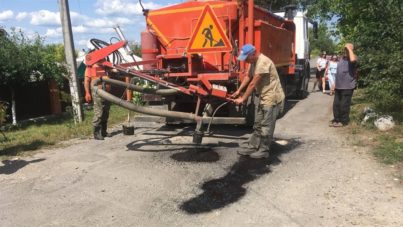 Із Городка до річки Дністер — відремонтованою дорогою. Який автошлях ремонтують і скільки це коштує