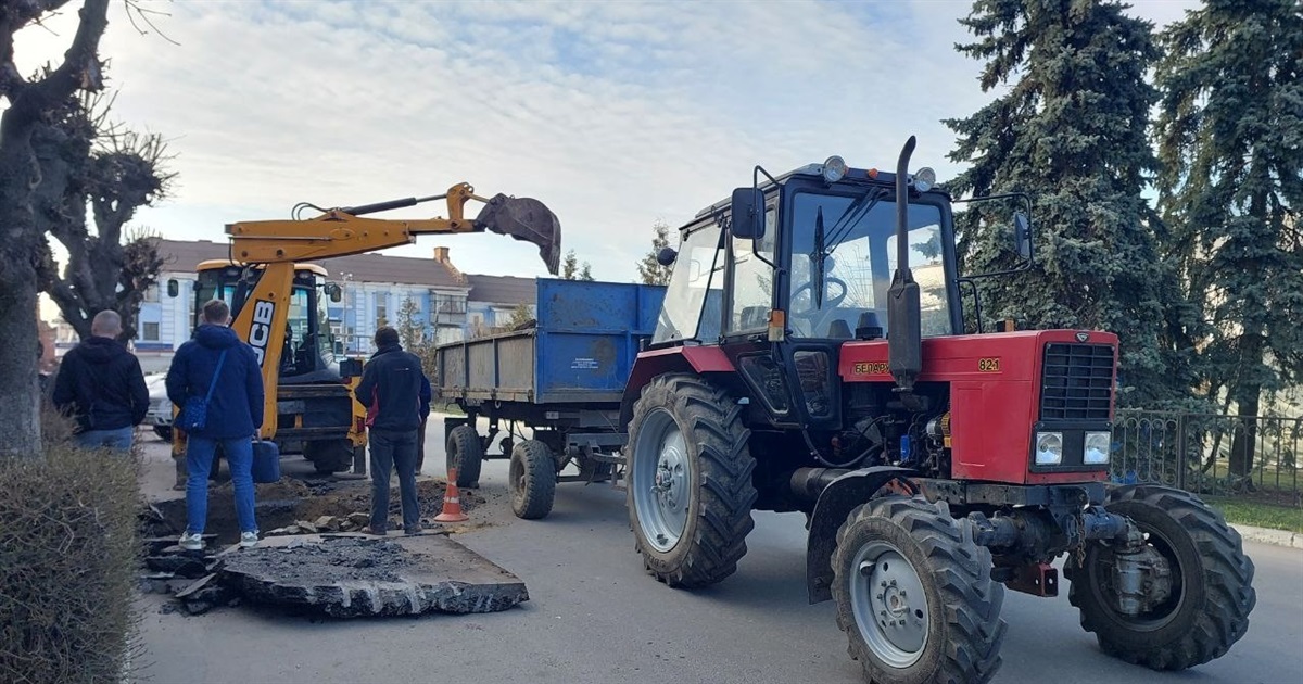 Затопило підвал: комунальники ліквідовують аварію і просять водіїв бути уважними в самому центрі