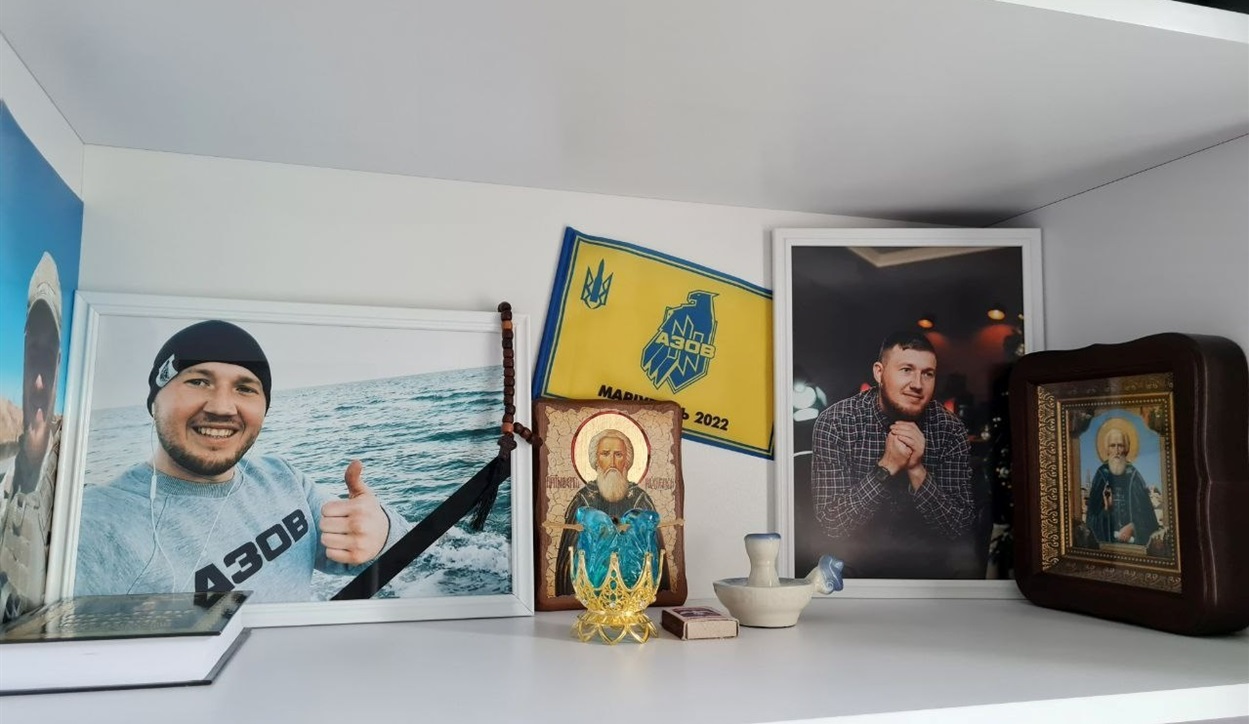 Цей куточок пам'яті Ірина облаштувала вдома для їхньої маленької Поліни, яка не пам'ятає свого татка