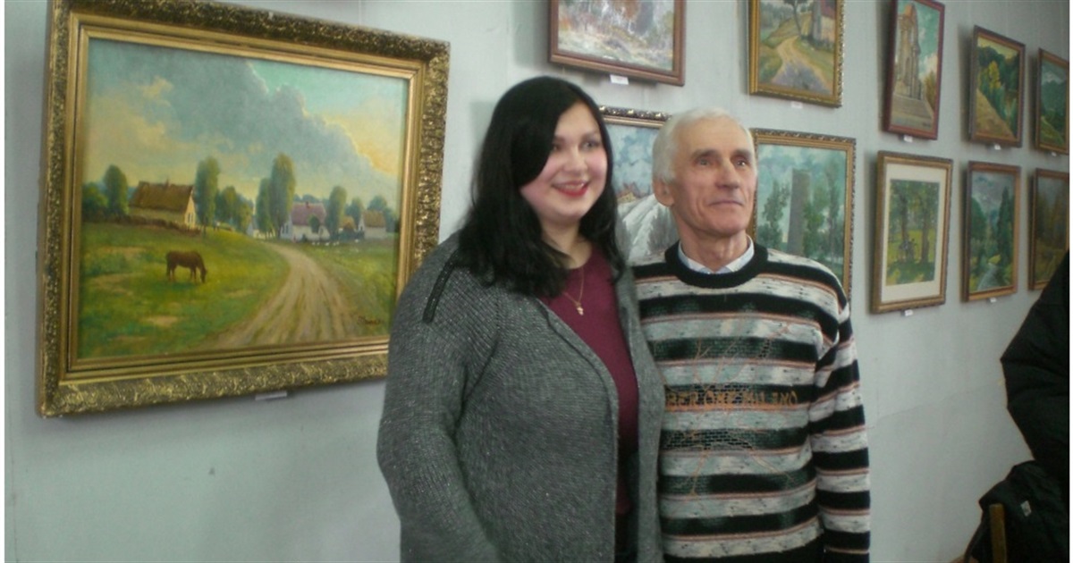 Художник з Новокаховської громади Валерій Івченко представив свої картини на Хмельниччині