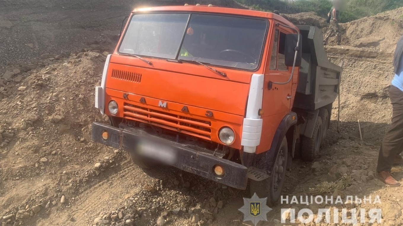Поліція розпочала кримінальне провадження за фактом незаконного видобутку гравію на Кіцманщині 