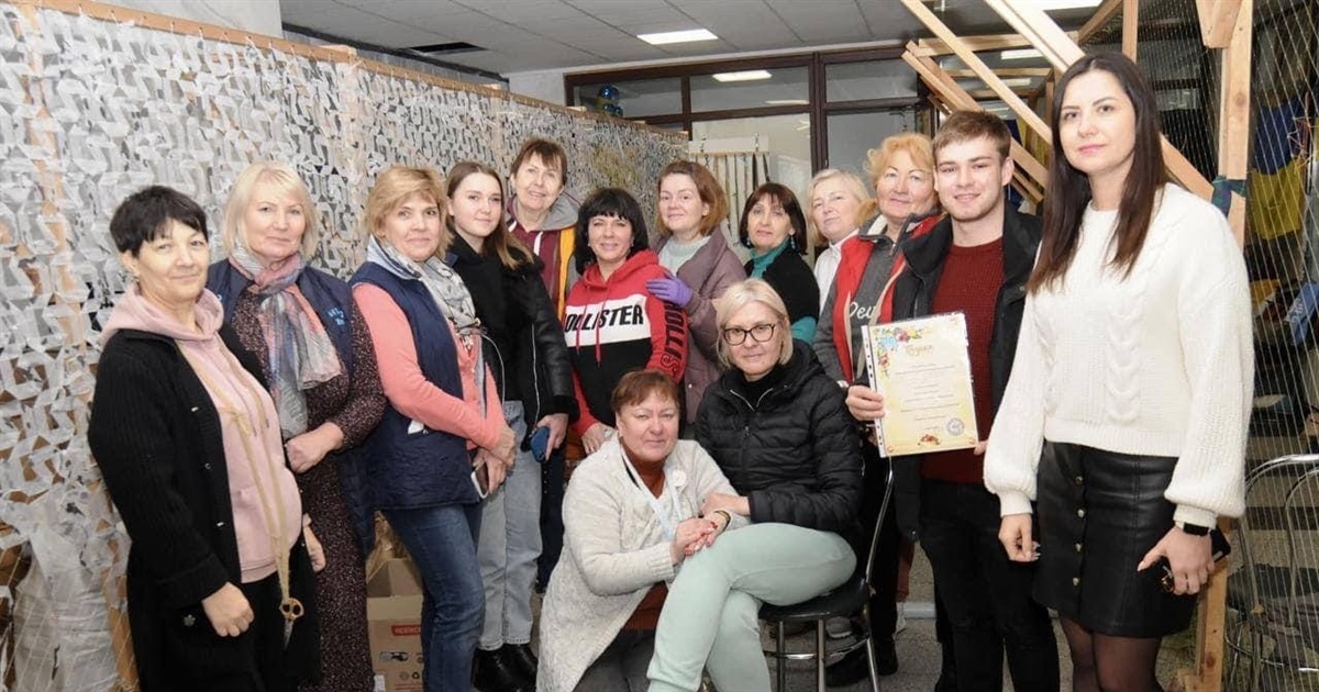 Студенти ДПУ продали три картини на аукціоні та зібрали 12 тисяч гривень для волонтерів
