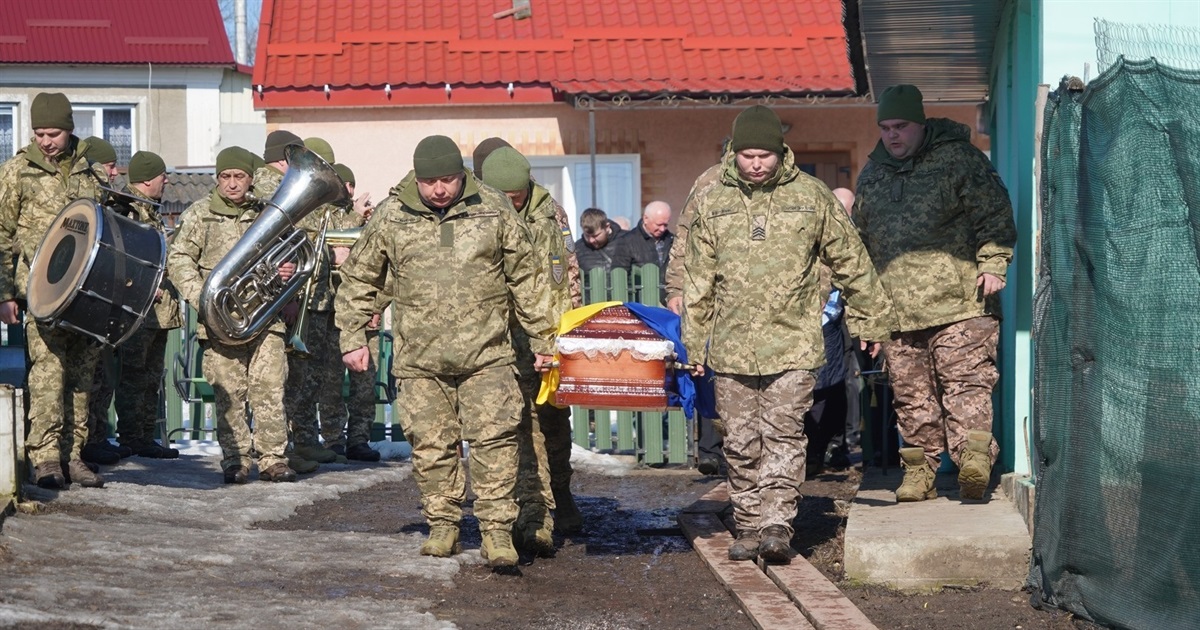 Маленький синочок ще не усвідомлює втрати: у Кремінній попрощалися з Дмитром Банасом