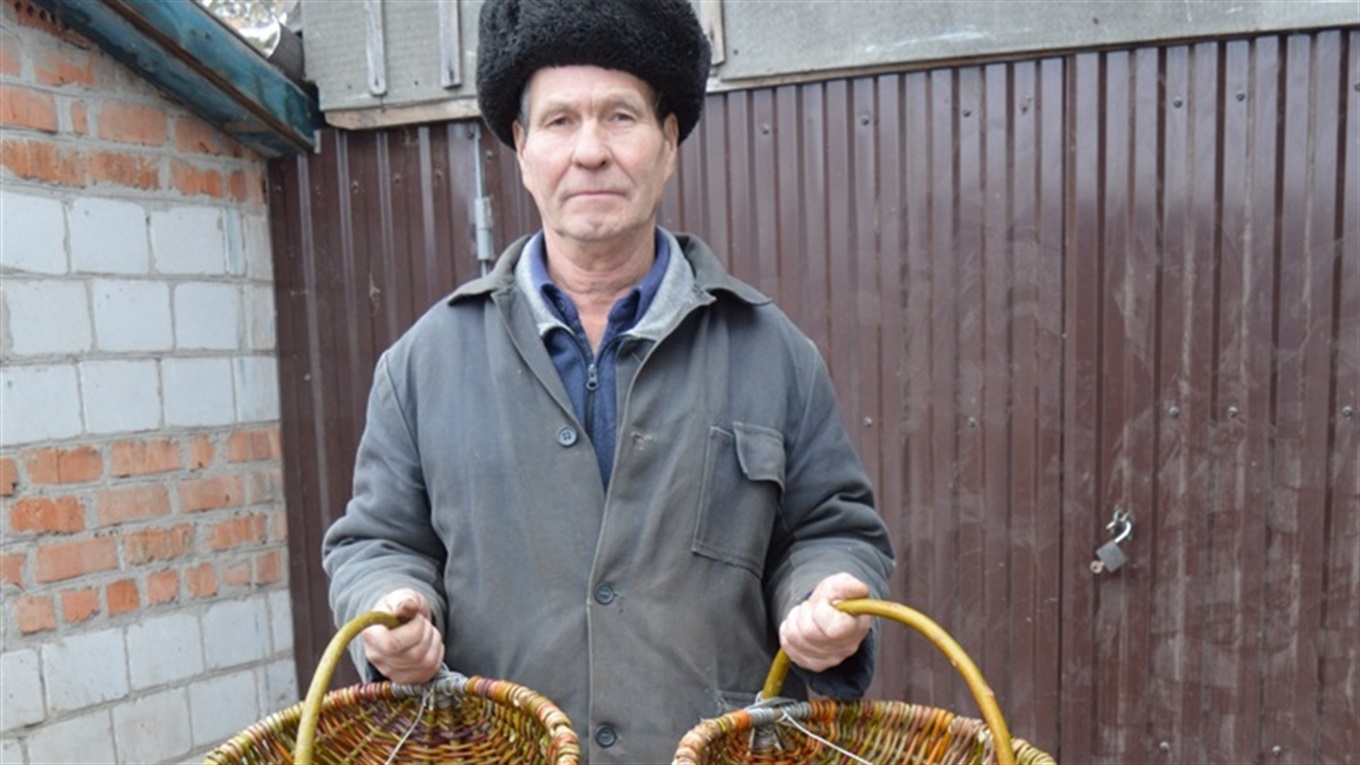 «Як не полінуюся, то корзину за день сплету». Пенсіонер із Пристрім знайшов собі  «зимове» заняття 