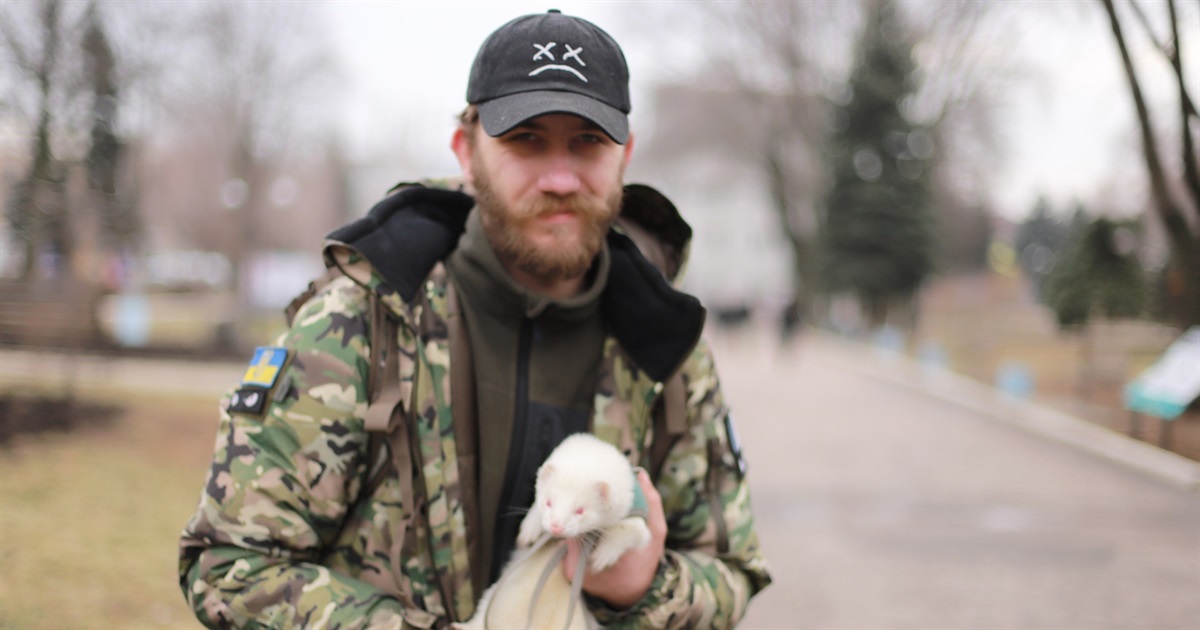Томас із Франції став волонтером в місцевій теробороні Покровська. А це його друг — тхір Флетчер
