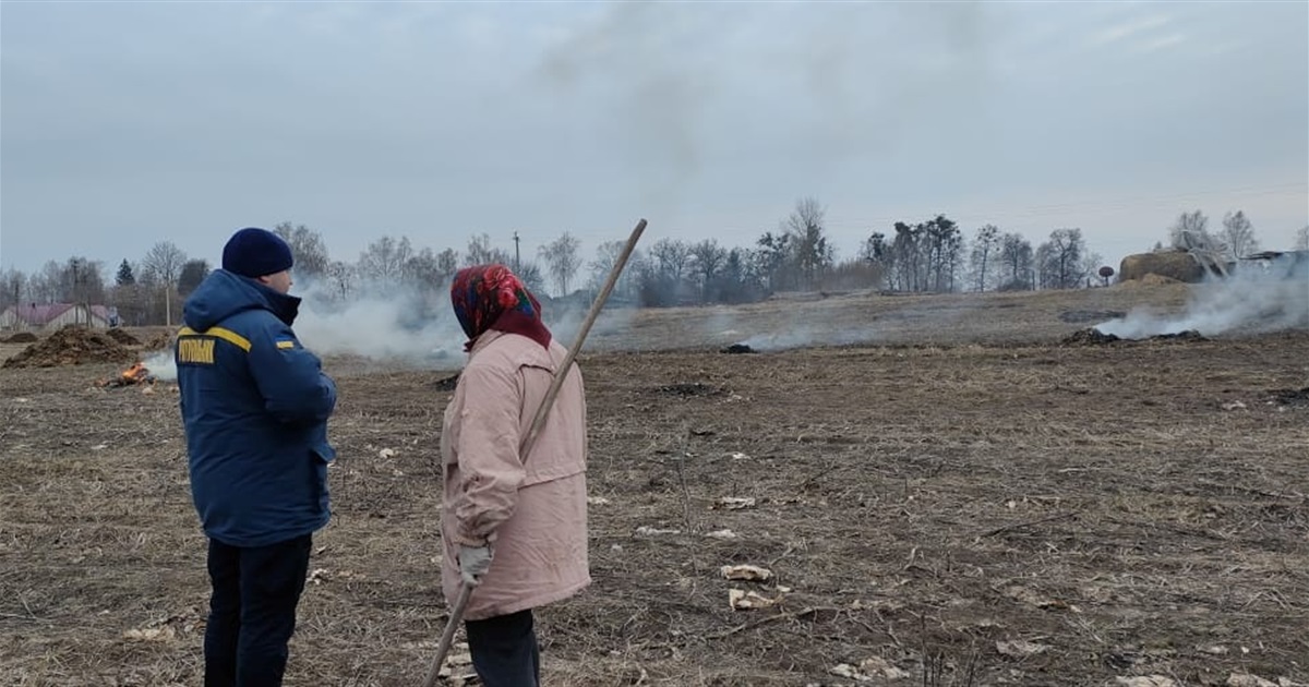 Дим з городів не лише смердить, а й шкодить. Рятувальники застерігають від спалювання сухої трави