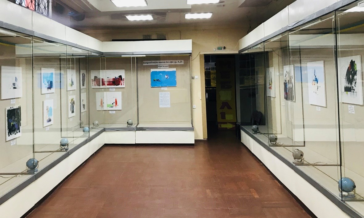 Покровський музей запрошує на виставку «Імпровізація: маски без фігур. 0,25»
