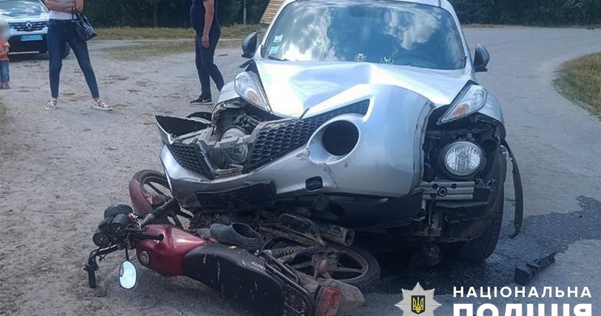 На Звягельщині мотоцикліст зіткнувся з автомобілісткою — водія двоколісника ушпиталили