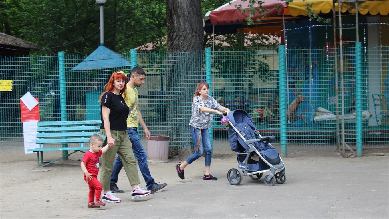 Прокатиться с ветерком: почем билеты на аттракционы в городском парке? 