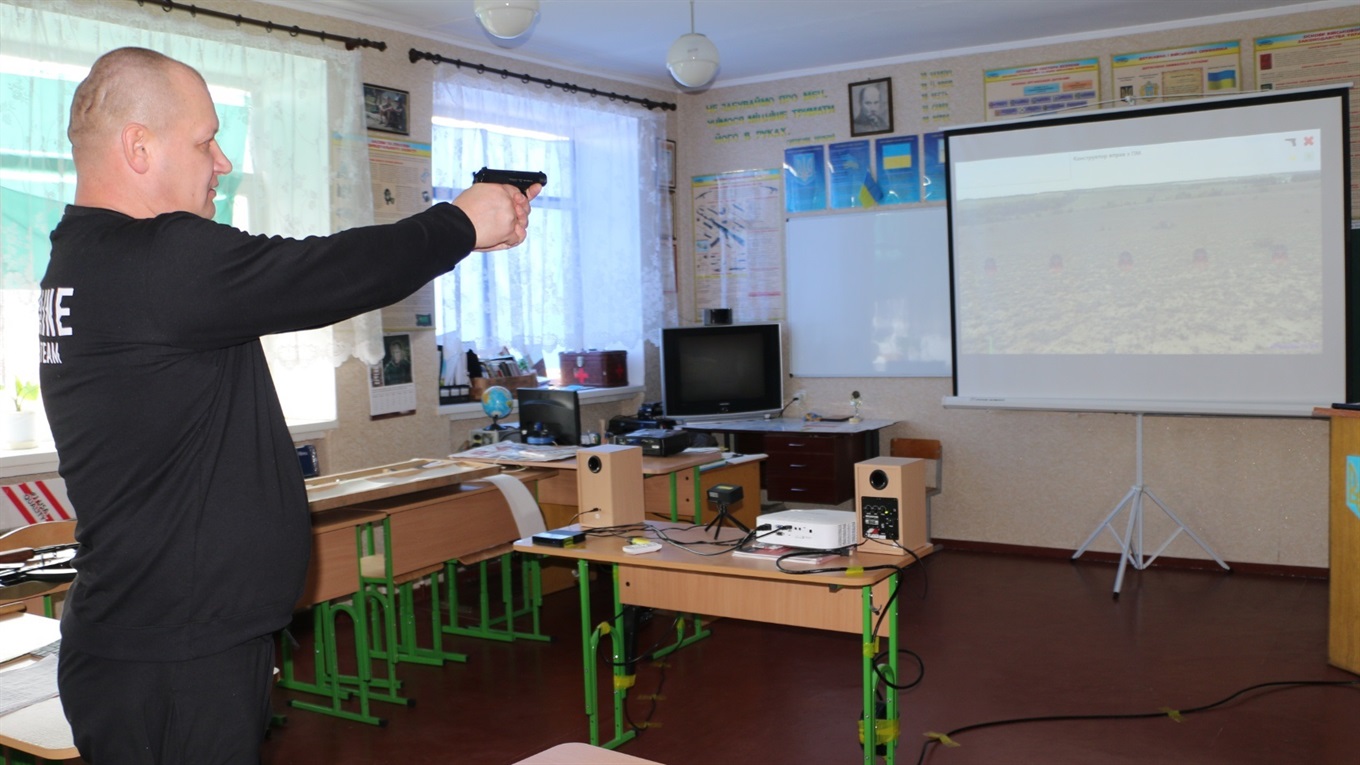 Інтерактивний тир та маскувальні сітки для військових: чим живе школа в Попасній