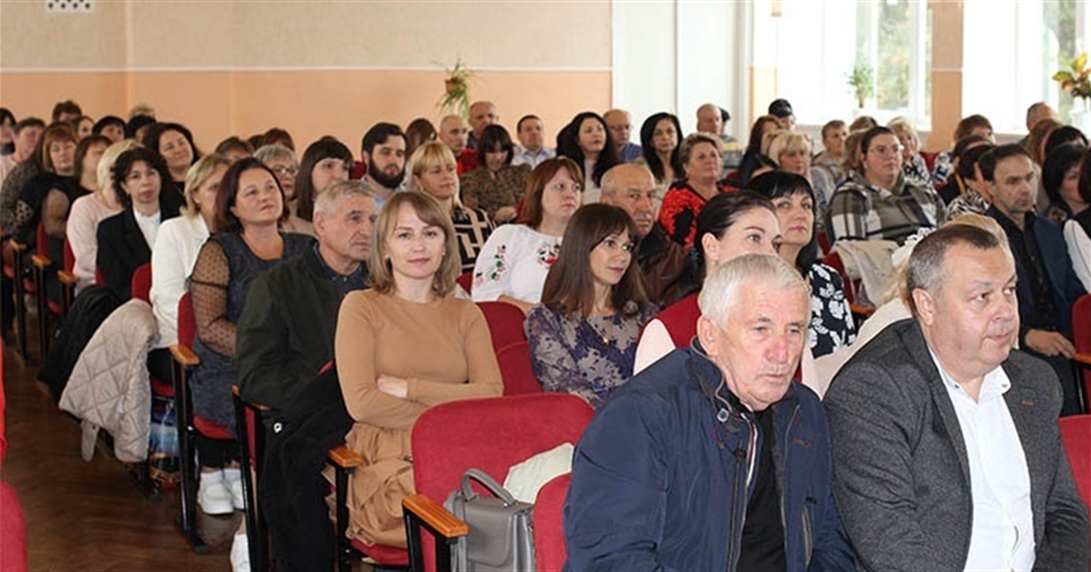 Грамоти, подяки, подарунки: у Старокостянтинівській громаді привітали педагогів