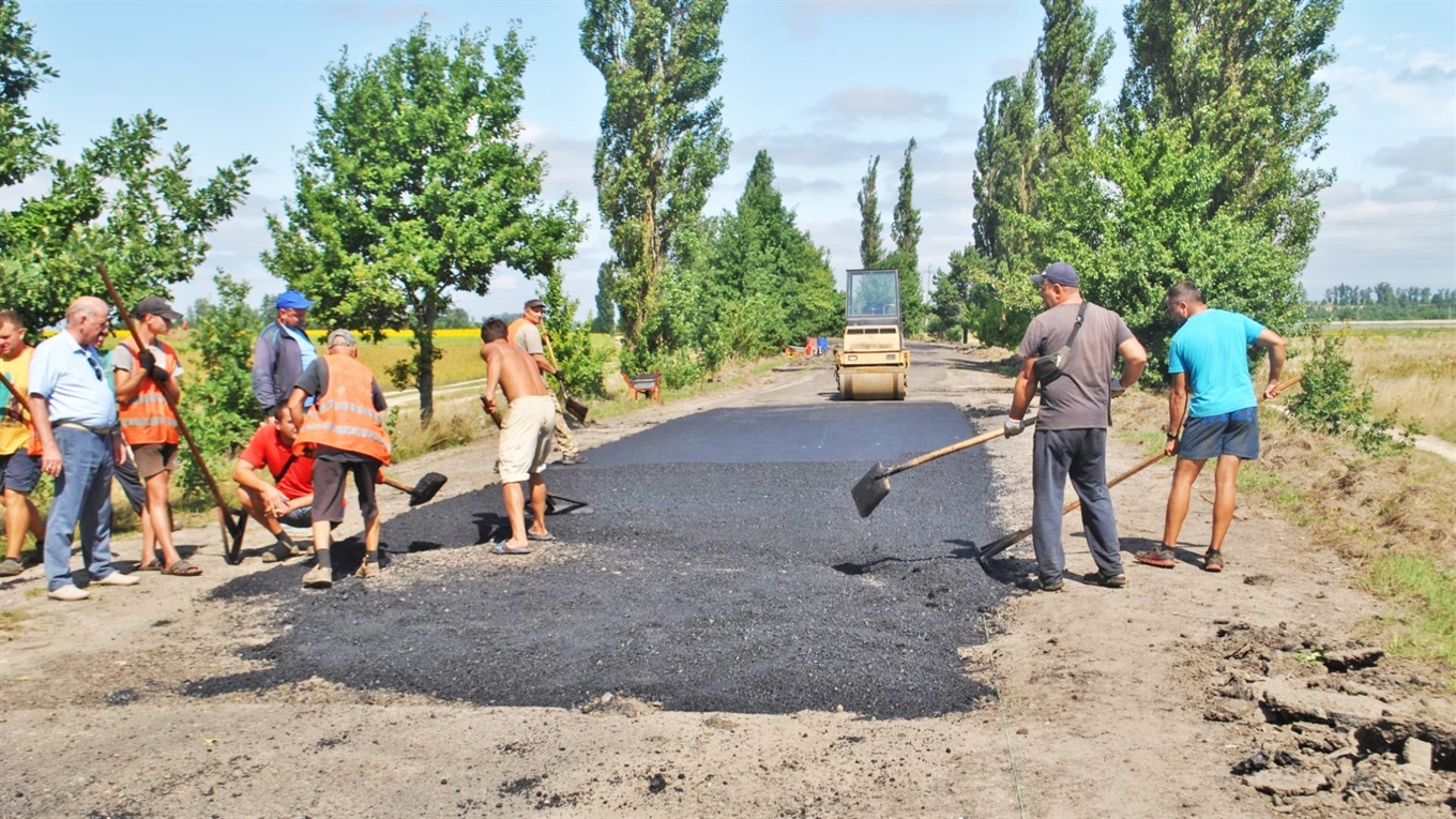 Дорогу до села Острівці продовжують ремонтувати