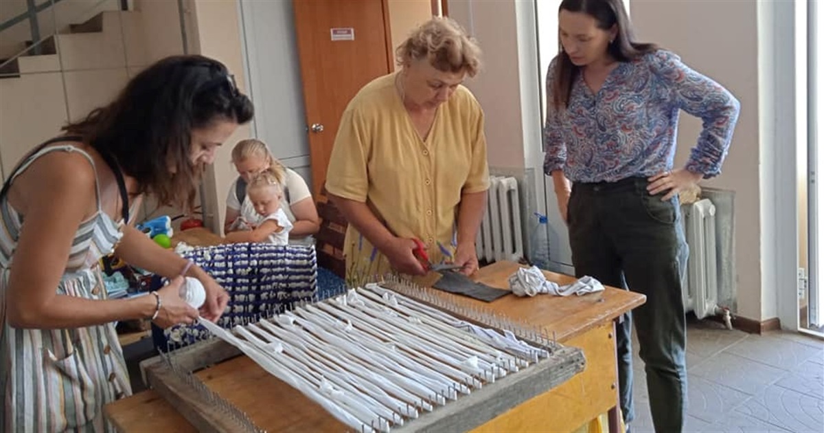 Ржищівські волонтери виготовляють маскувальні сітки на станку, який самі й змайстрували