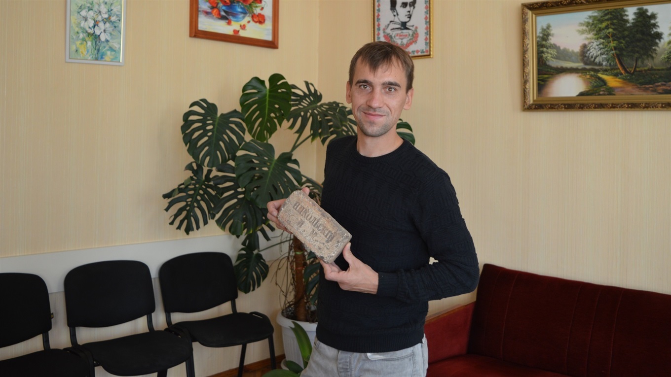 «Екземплярчики важкі – велосипедом не повезеш». Микола Богатир колекціонує клеймовану цеглу
