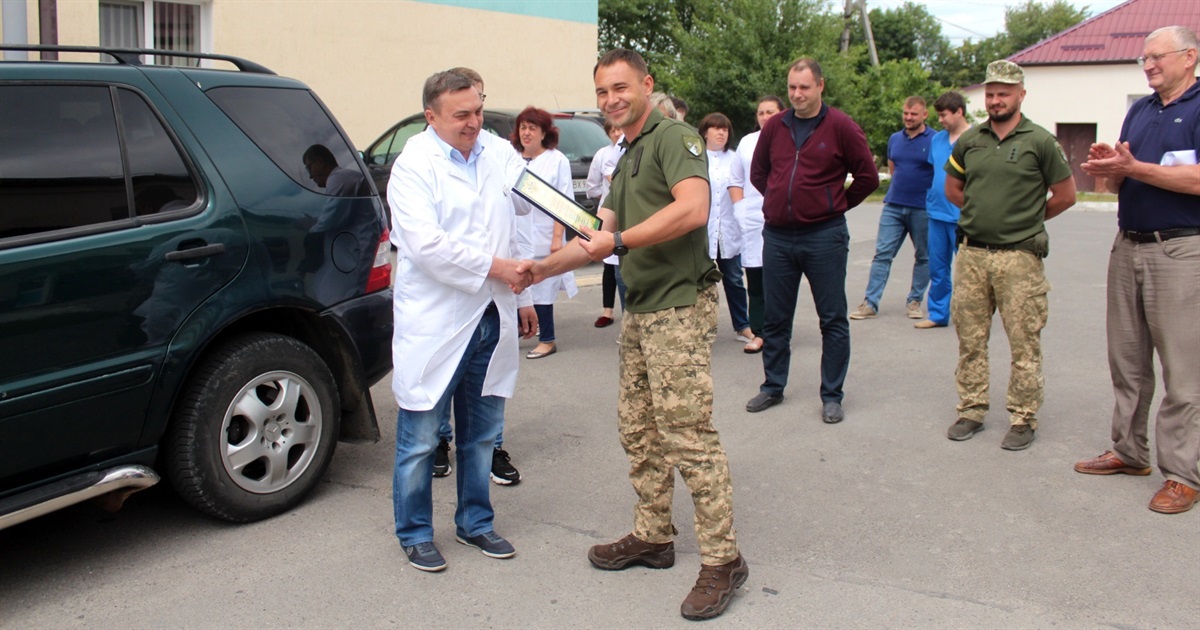 Колектив Городоцьких медиків передав автомобіль для ЗСУ