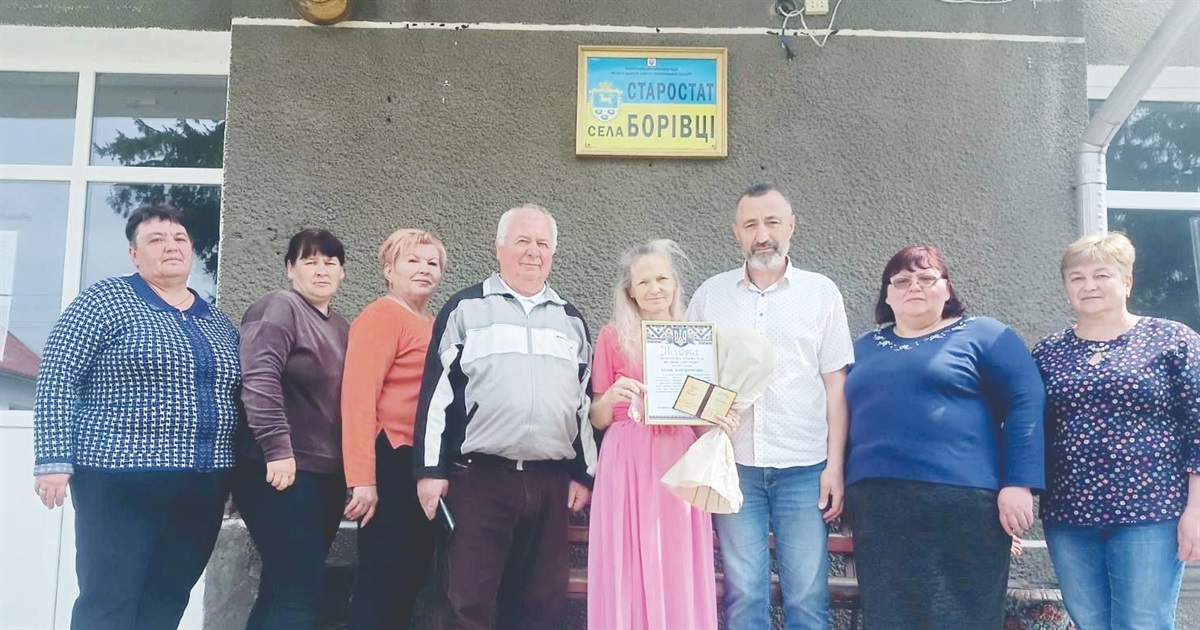 З семи дітей троє служать у ЗСУ: нагородили жительку Борівців