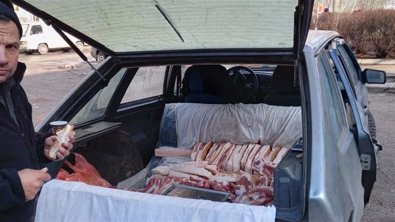 Капот и багажник авто торговцы превратили в прилавки