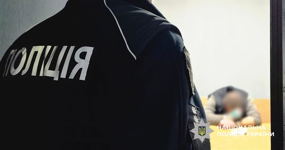 Хотів "врятувати" стосунки: чоловік прийшов на роботу до колишньої і почав бити її ножем
