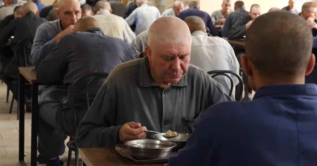 Вони хочуть домашні страви, наші — мріють про хліб. Як утримують українських та російських полонених