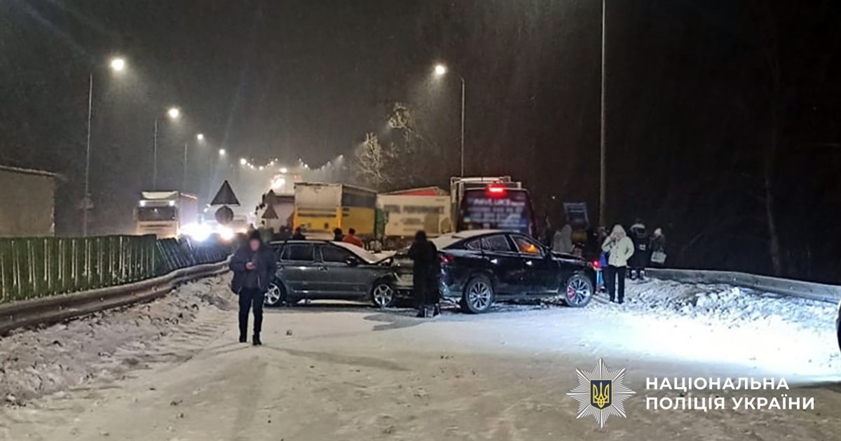 Деталі ланцюгової ДТП на Житомирщині: 11 авто, четверо травмованих, двоє – в реанімації