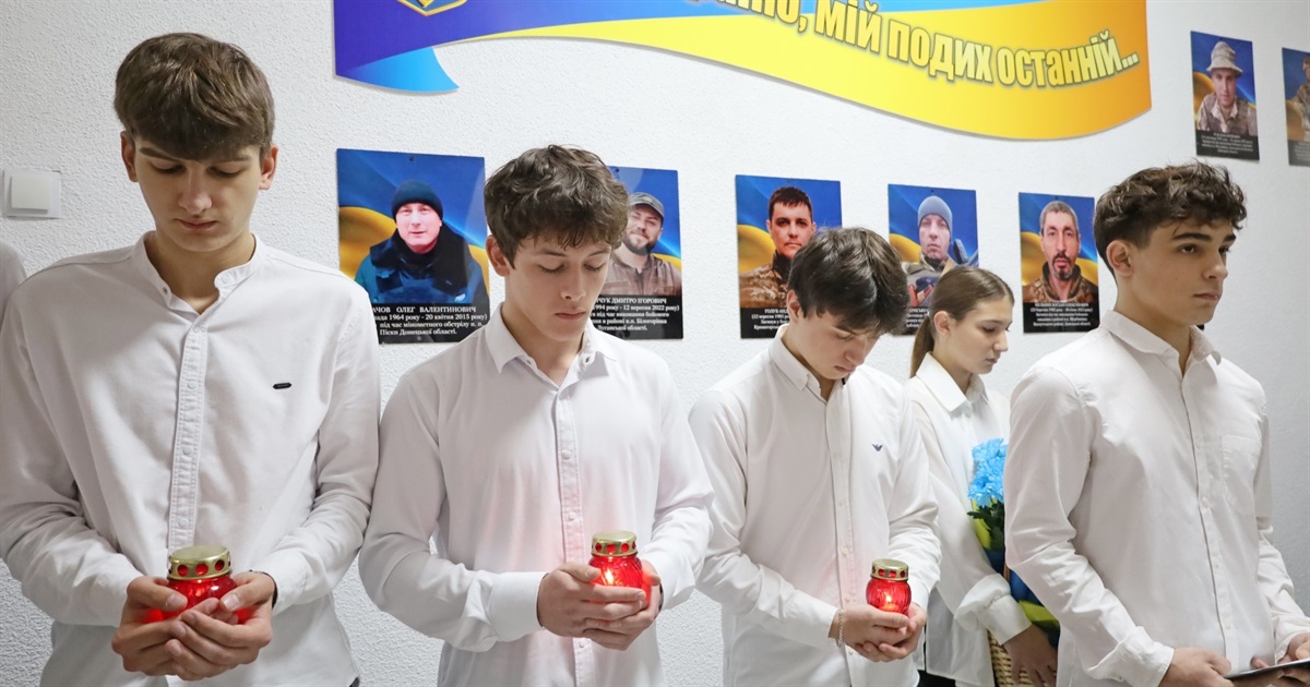 У Жмеринському ліцеї №2 відкрили меморіальну дошку памʼяті Героїв України