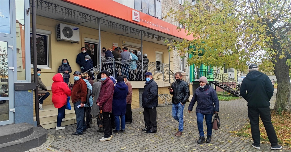 Чому до клієнтського простору 104.UА у Червонограді вишиковуються довжелезні черги